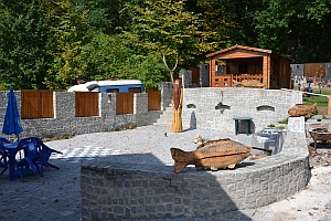 posezení u ohniště s grilem u apartmánů Staňkov